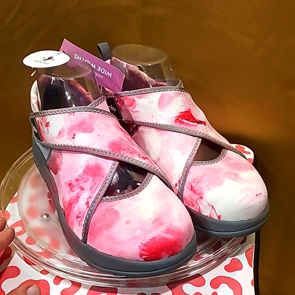 Jambu Shoes - K Jambu Sneaks Pink grey 6.5 Wide fit dual velcro enclosure snug comfortable NWT